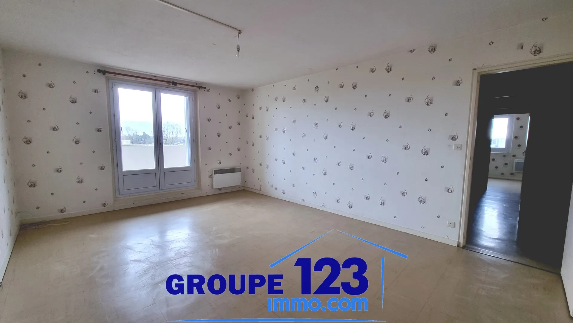 Secure Residence with Elevator - St Florentin - Apartment for Sale 