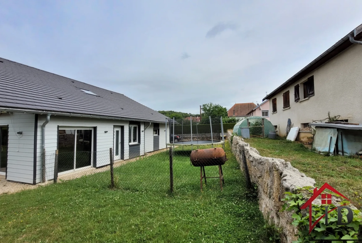 Maison récente de plain-pied de 150 m2 avec grand garage et terrain clos 