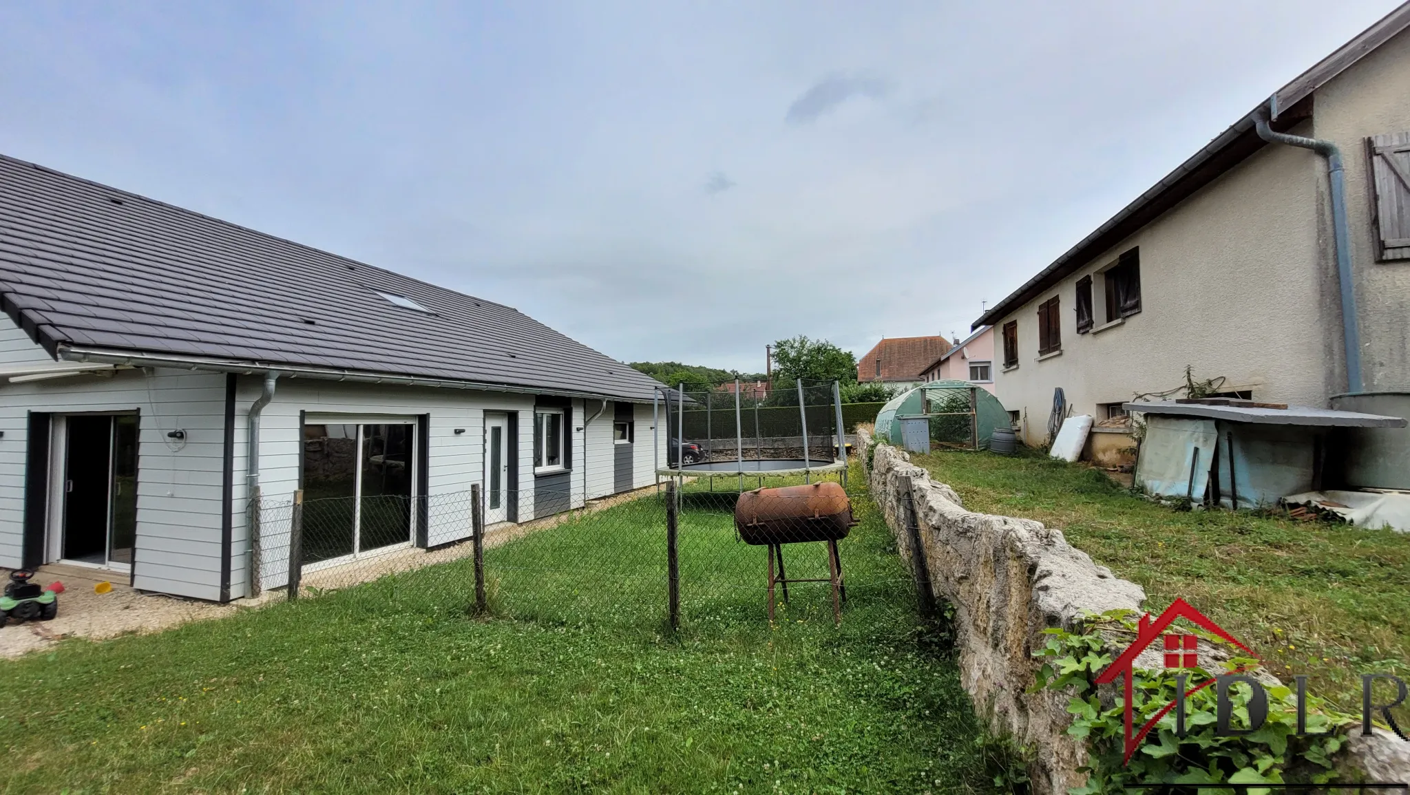 Maison récente de plain-pied de 150 m2 avec grand garage et terrain clos 