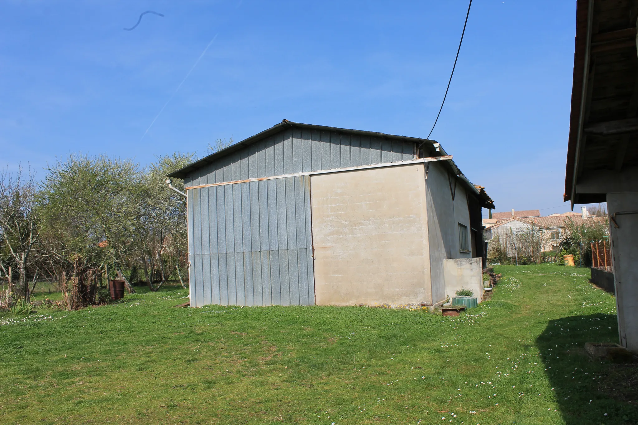 Hangar, Grange sur Terrain Constructible à St Maixant - Prix: 97,700 EUR 