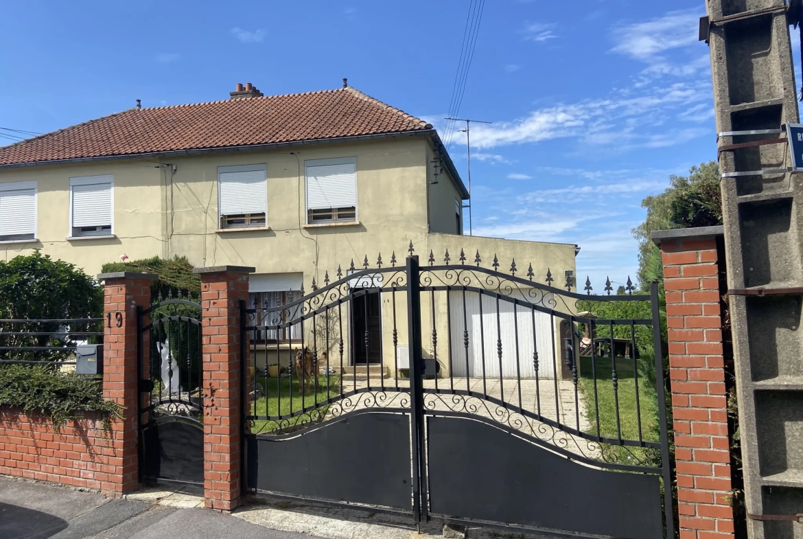 Maison Semi-Individuelle à Jeumont avec 4 Chambres 