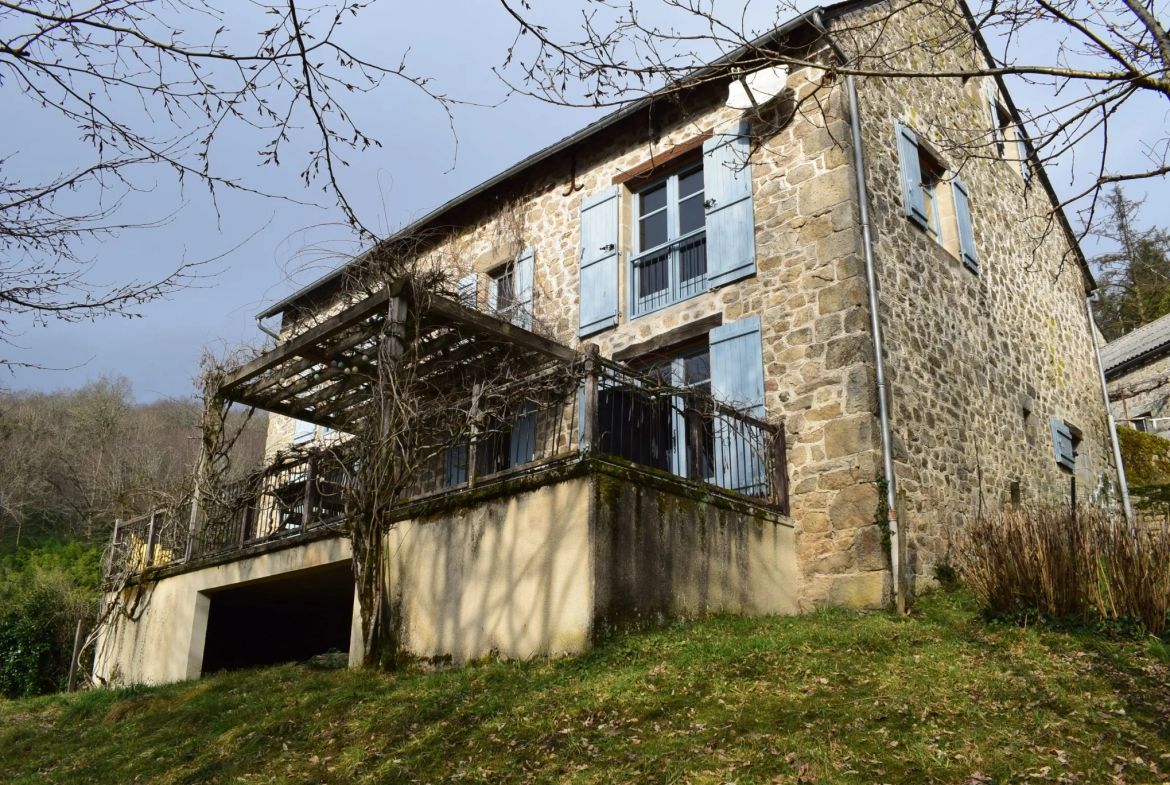 Belle grange rénovée dans un bourg de caractère avec commerces 