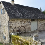 Belle grange rénovée dans un bourg de caractère avec commerces