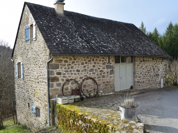 Belle grange rénovée dans un bourg de caractère avec commerces