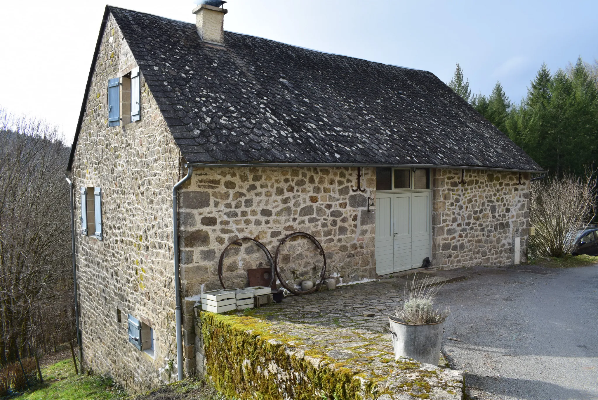 Belle grange rénovée dans un bourg de caractère avec commerces 