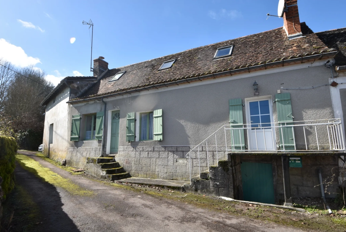 Maison de caractère à Bussière Badil avec dépendance 