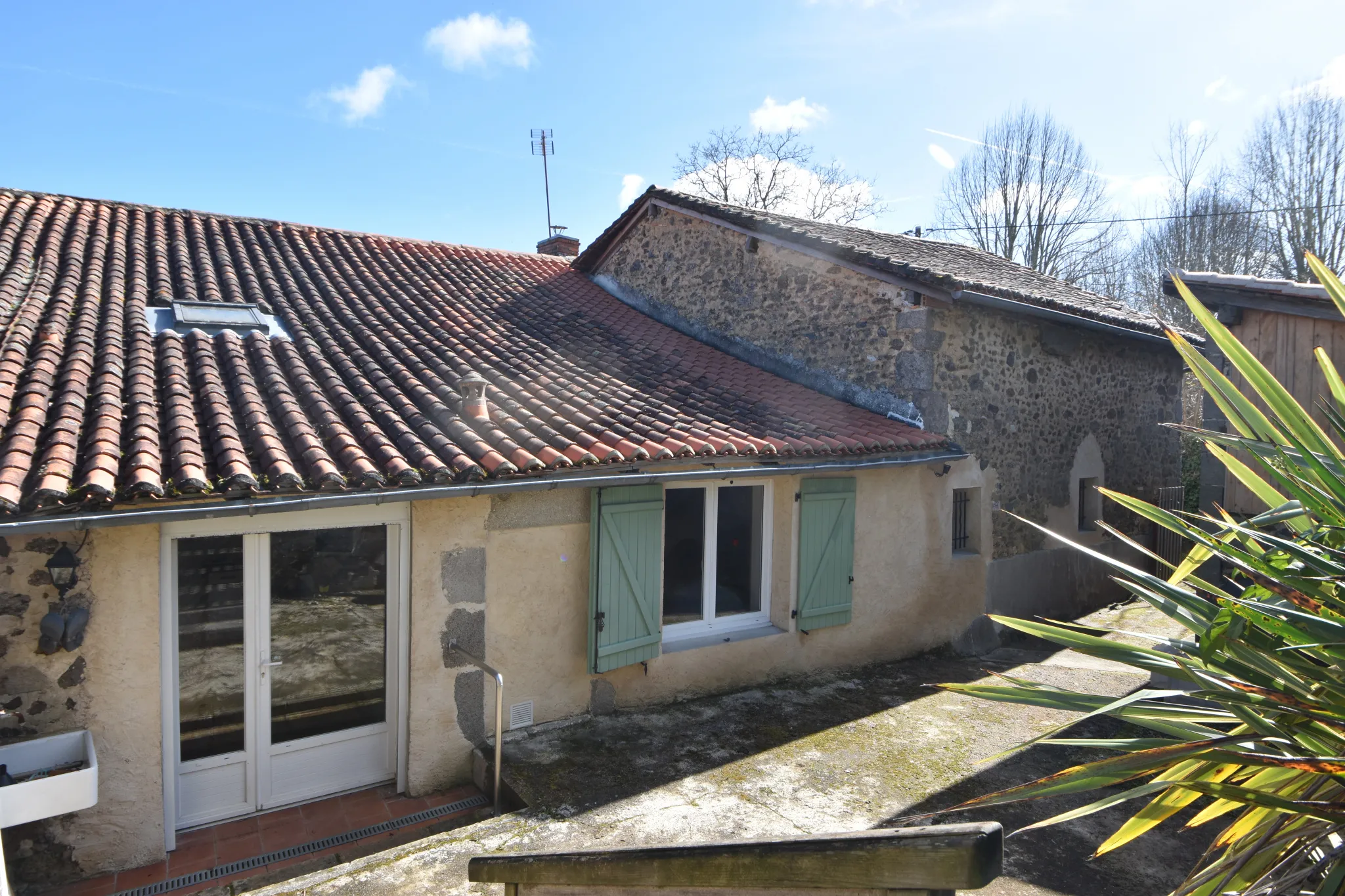 Maison de caractère à Bussière Badil avec dépendance 