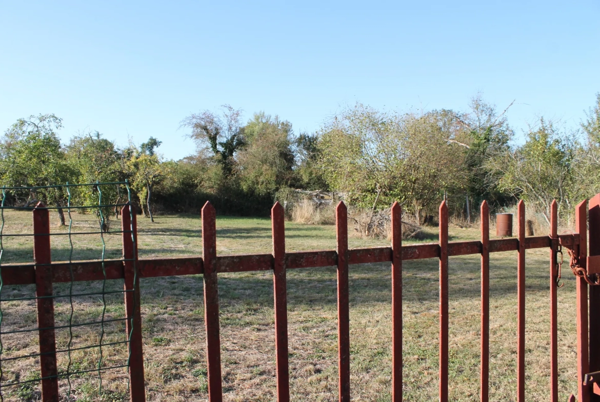 Petite fermette à la sortie du village sur 8050 m2 de terrain constructible. 