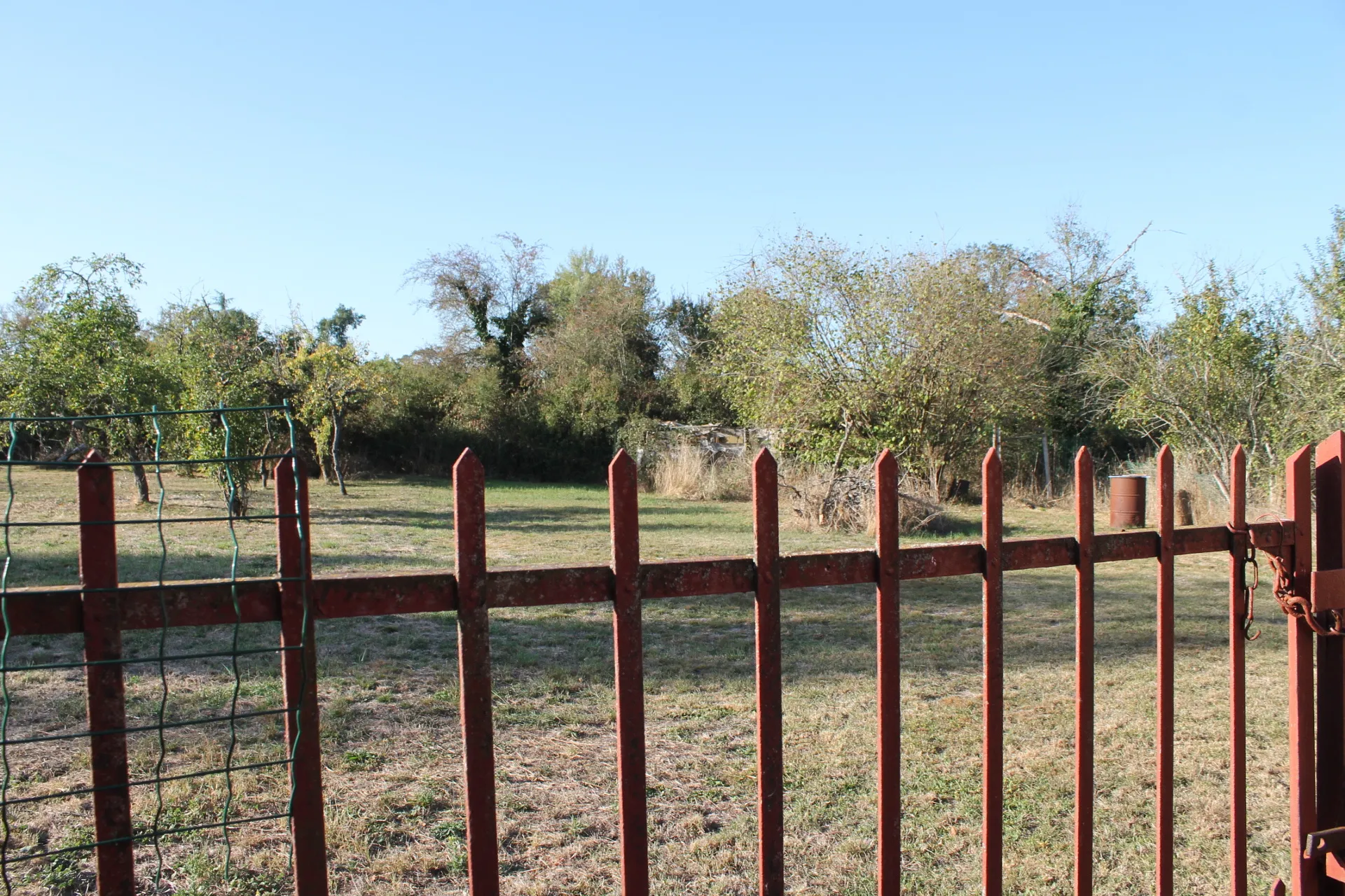 Petite fermette à la sortie du village sur 8050 m2 de terrain constructible. 