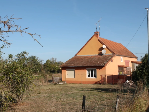 Petite fermette à la sortie du village sur 8050 m2 de terrain constructible.