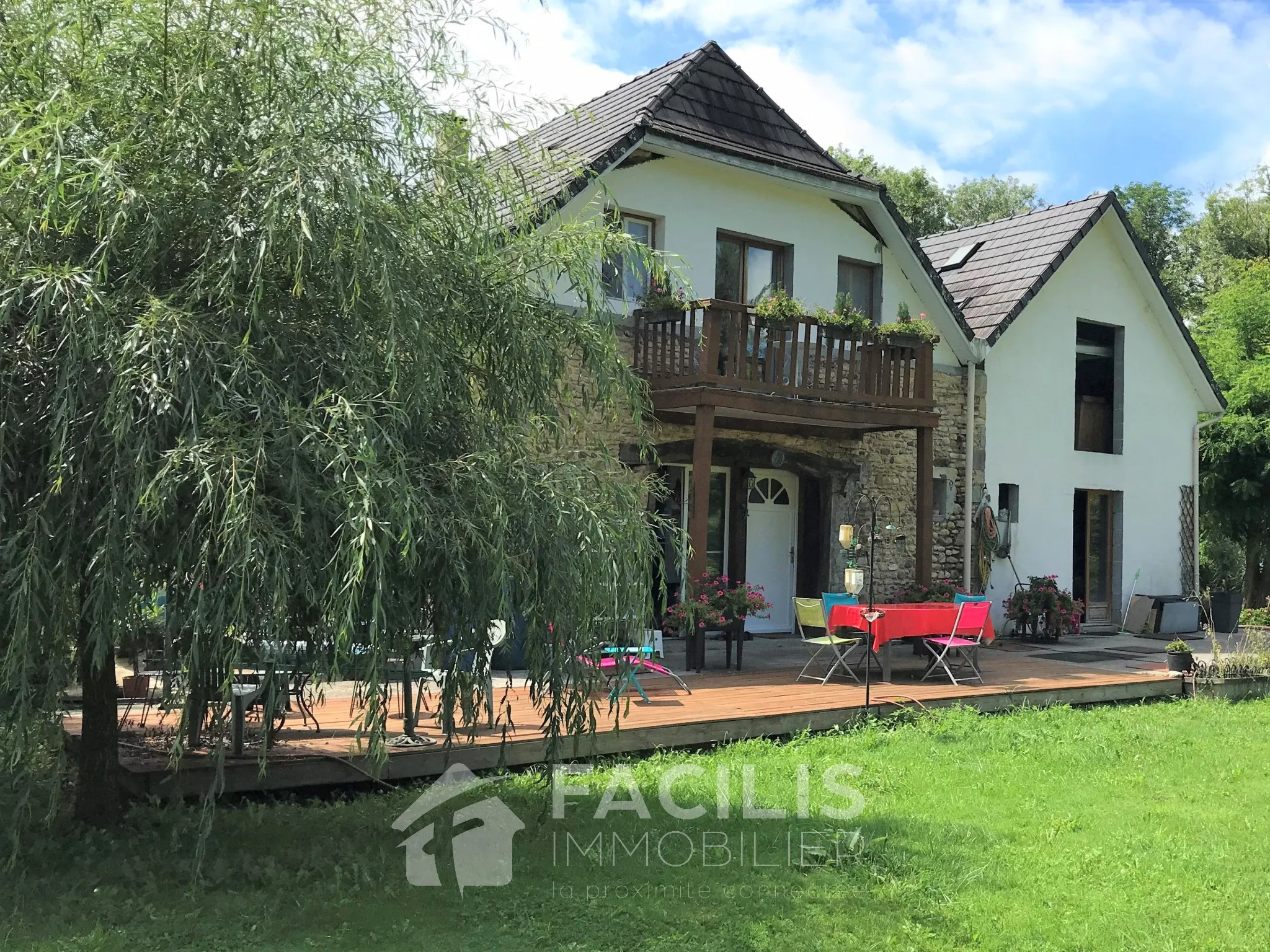 Maison en pierres avec 1,6 hectares de terrain 