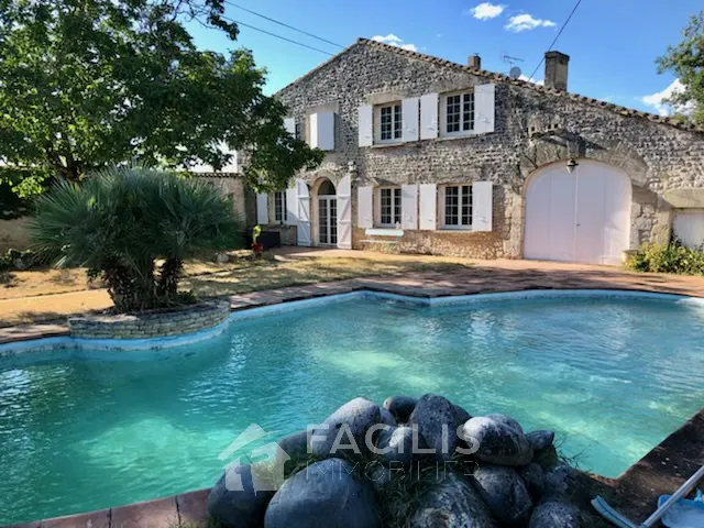 Maison en pierre avec dépendances à Roullet st estephe 16440 