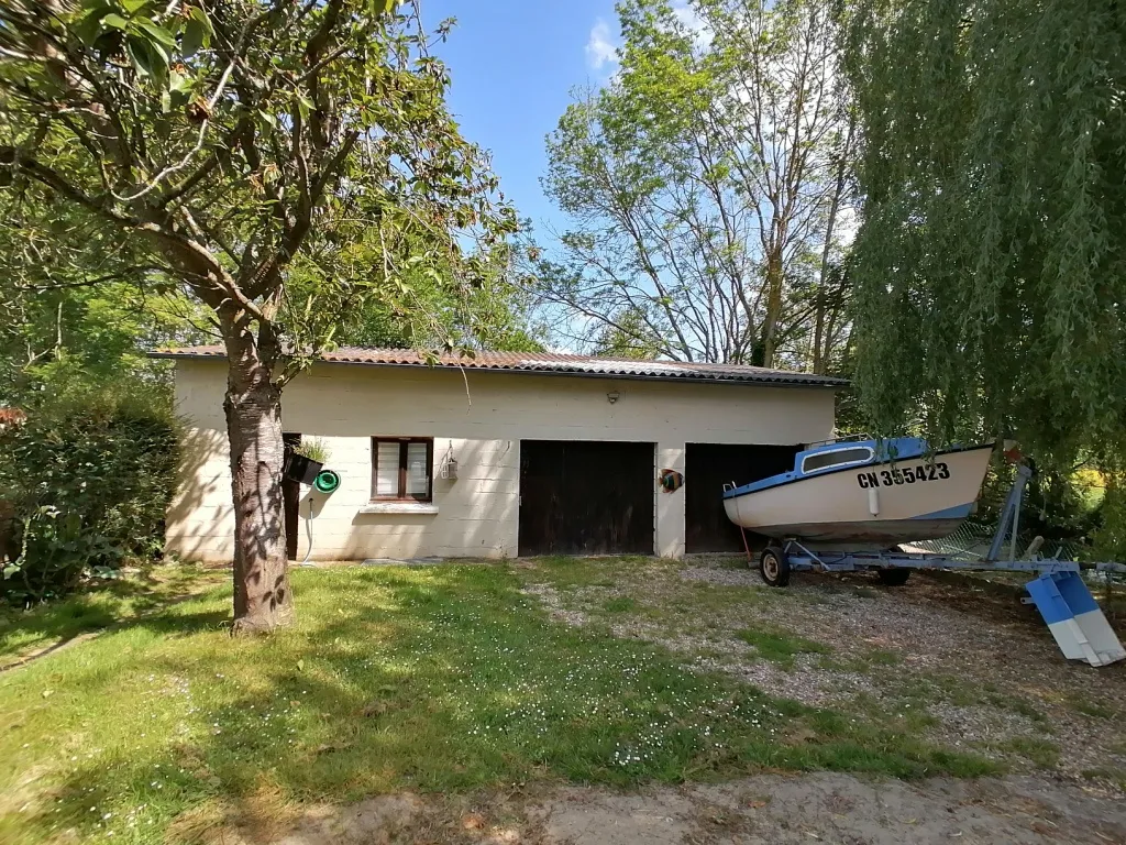 Maison mitoyenne avec rivière à Serquigny 