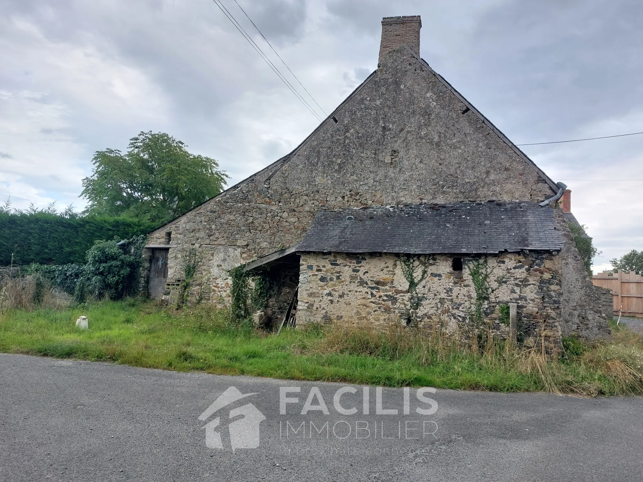 Maison à réhabiliter totalement à St Georges sur Loire 