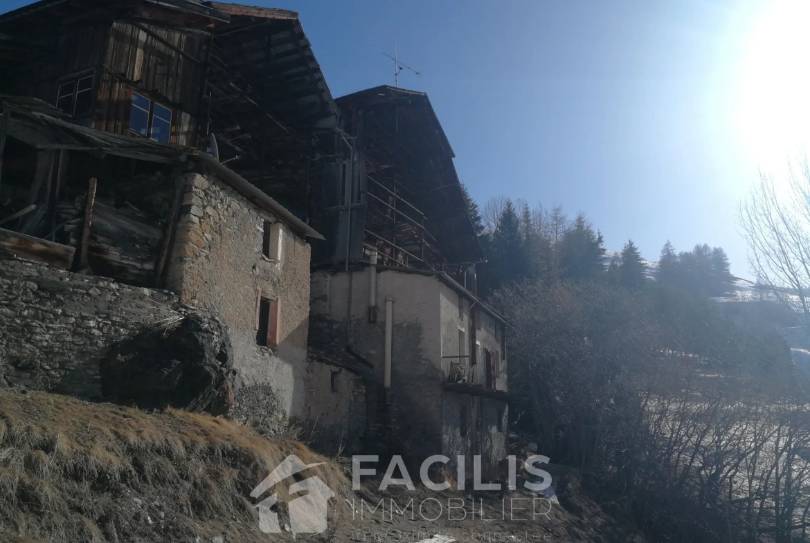 Maison ancienne à St Véran - Vue sur les montagnes - Prix : 280 000 € 