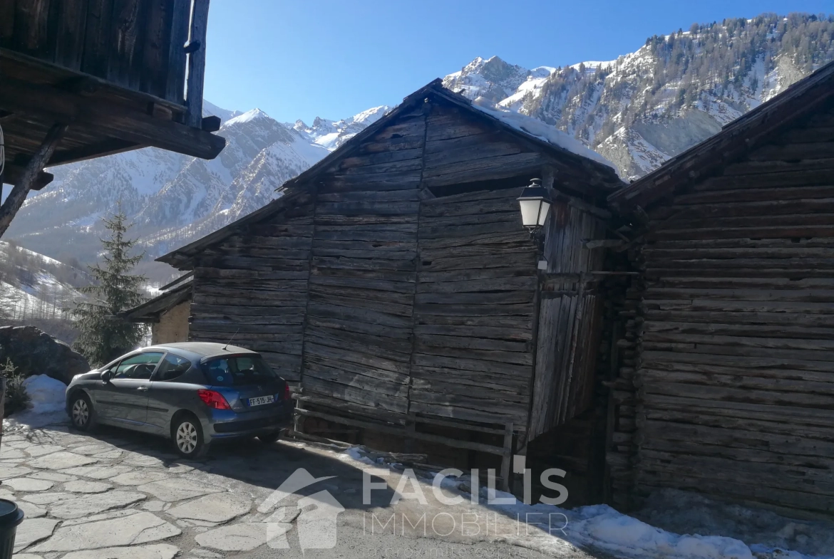 Maison ancienne à St Véran - Vue sur les montagnes - Prix : 280 000 € 