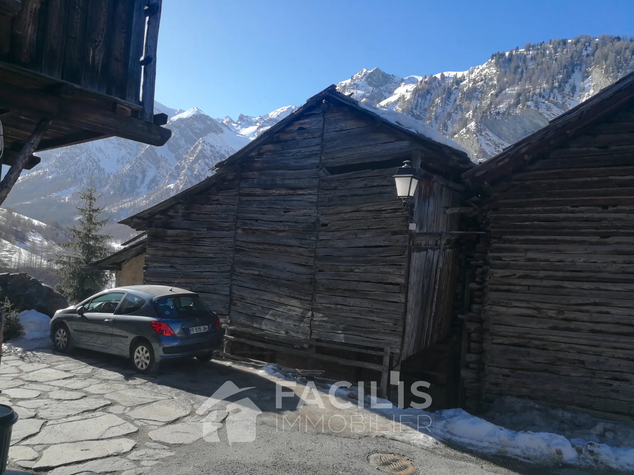 Maison ancienne à St Véran - Vue sur les montagnes - Prix : 280 000 € 