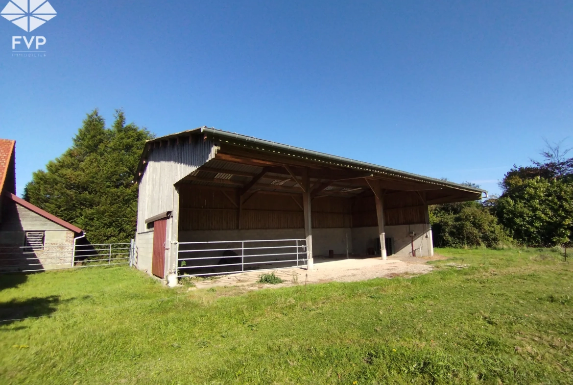 SECTEUR LUNERAY - Longère de caractère 175 m2, plus de 5.000 m2 de terrain et grandes dépendances. 