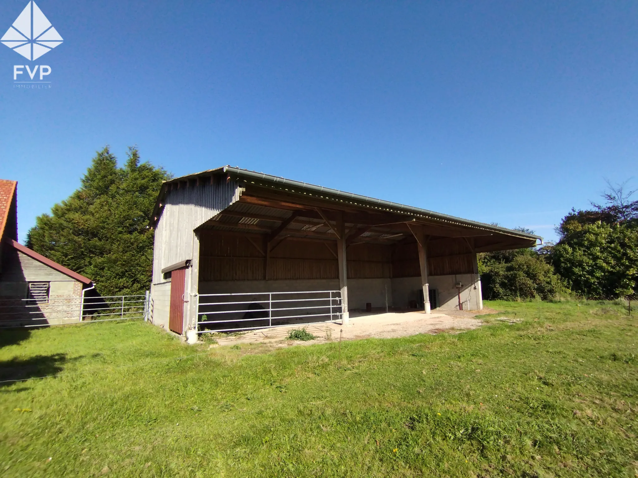 SECTEUR LUNERAY - Longère de caractère 175 m2, plus de 5.000 m2 de terrain et grandes dépendances. 