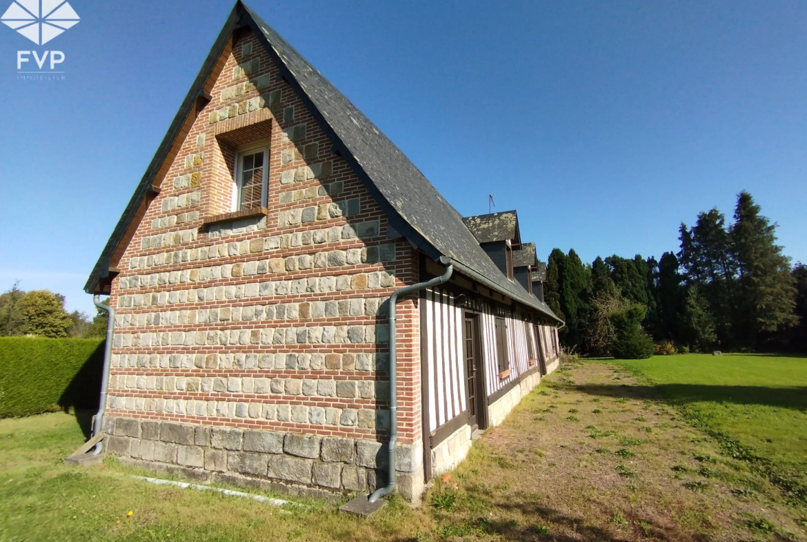 SECTEUR LUNERAY - Longère de caractère 175 m2, plus de 5.000 m2 de terrain et grandes dépendances. 