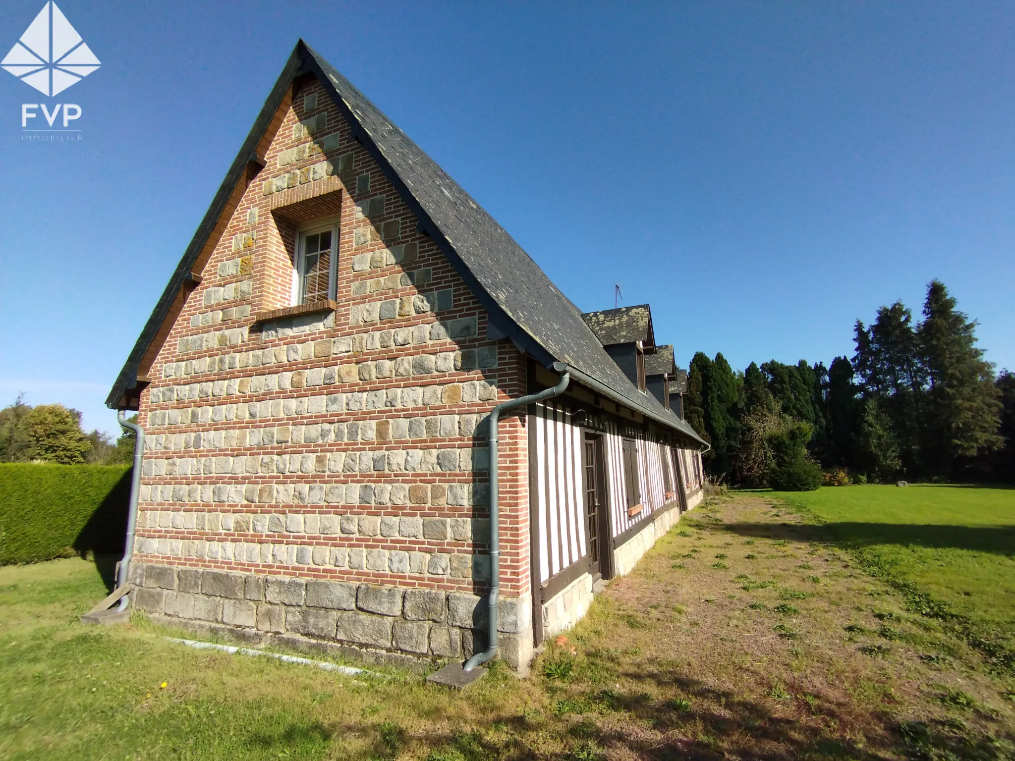 SECTEUR LUNERAY - Longère de caractère 175 m2, plus de 5.000 m2 de terrain et grandes dépendances. 