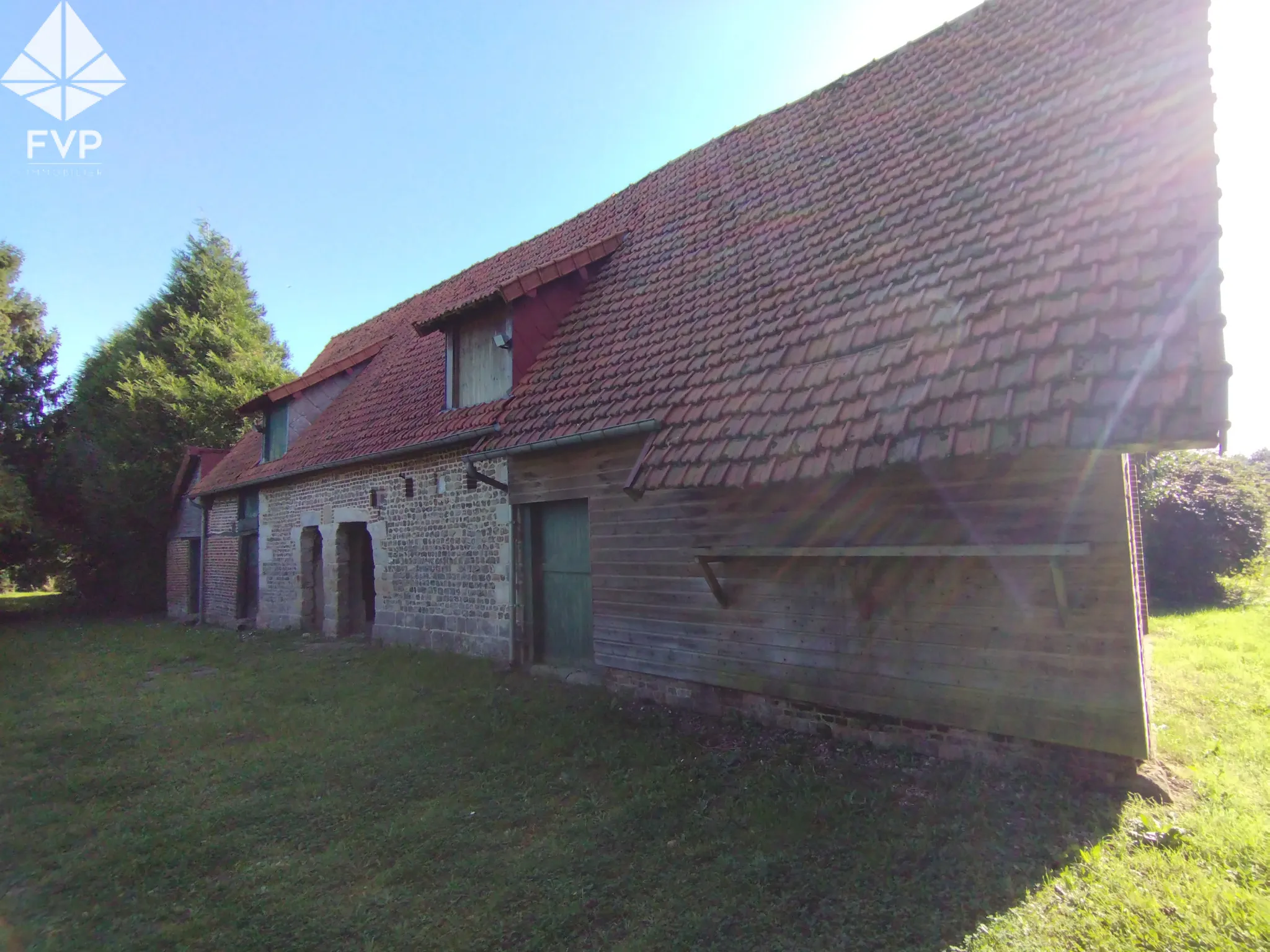 SECTEUR LUNERAY - Longère de caractère 175 m2, plus de 5.000 m2 de terrain et grandes dépendances. 