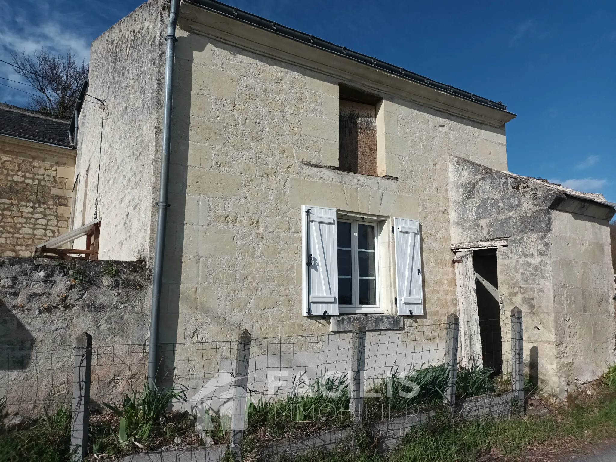 Ensemble de deux maisons à rénover avec dépendances troglodytiques à Chinon 