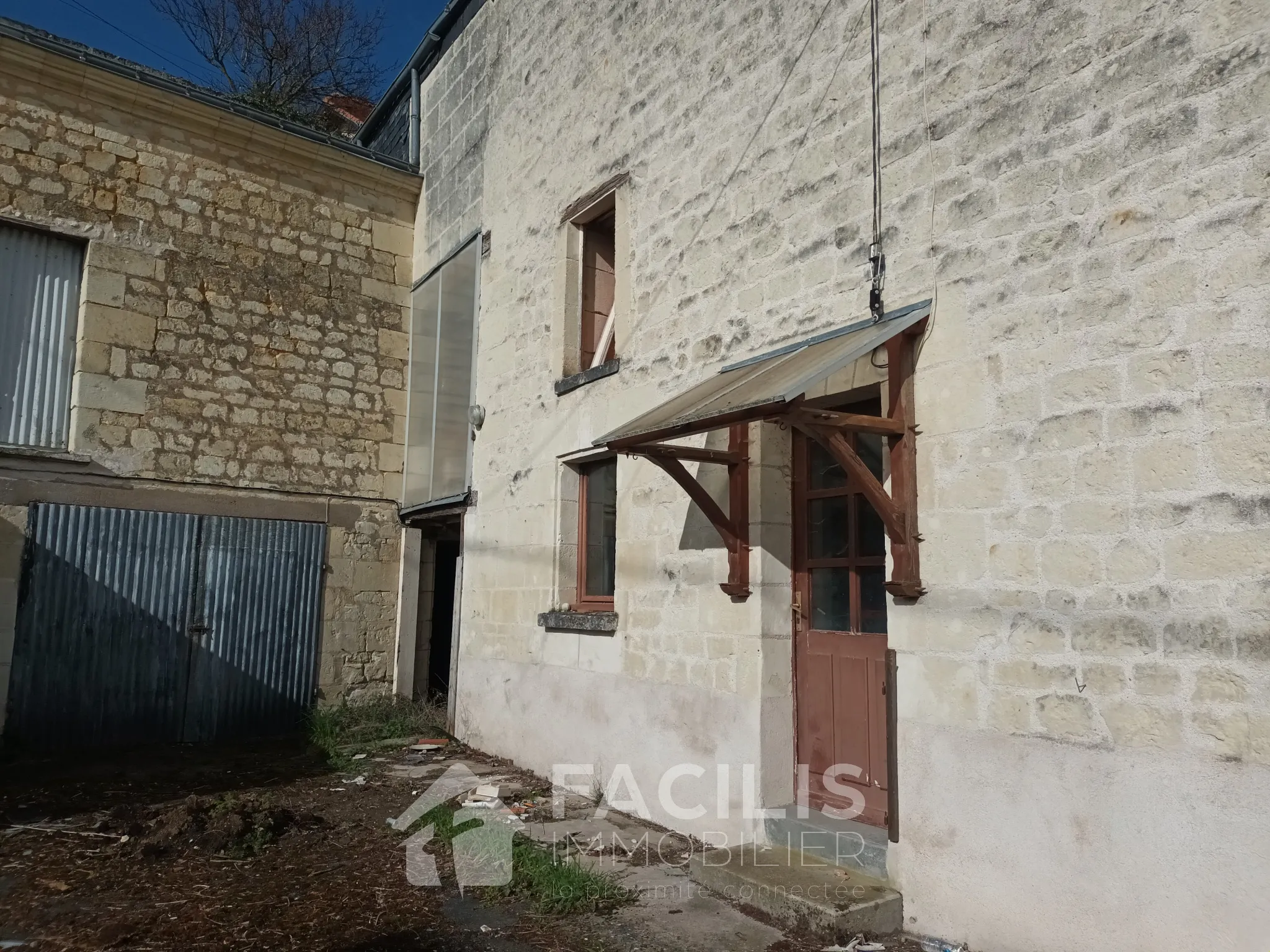 Ensemble de deux maisons à rénover avec dépendances troglodytiques à Chinon 