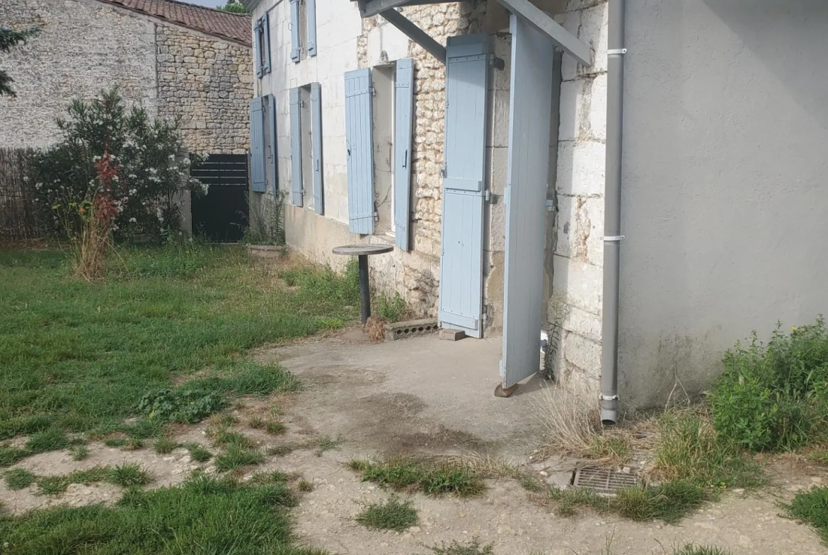 Maison de village charentaise à Meursac, Charente-Maritime 