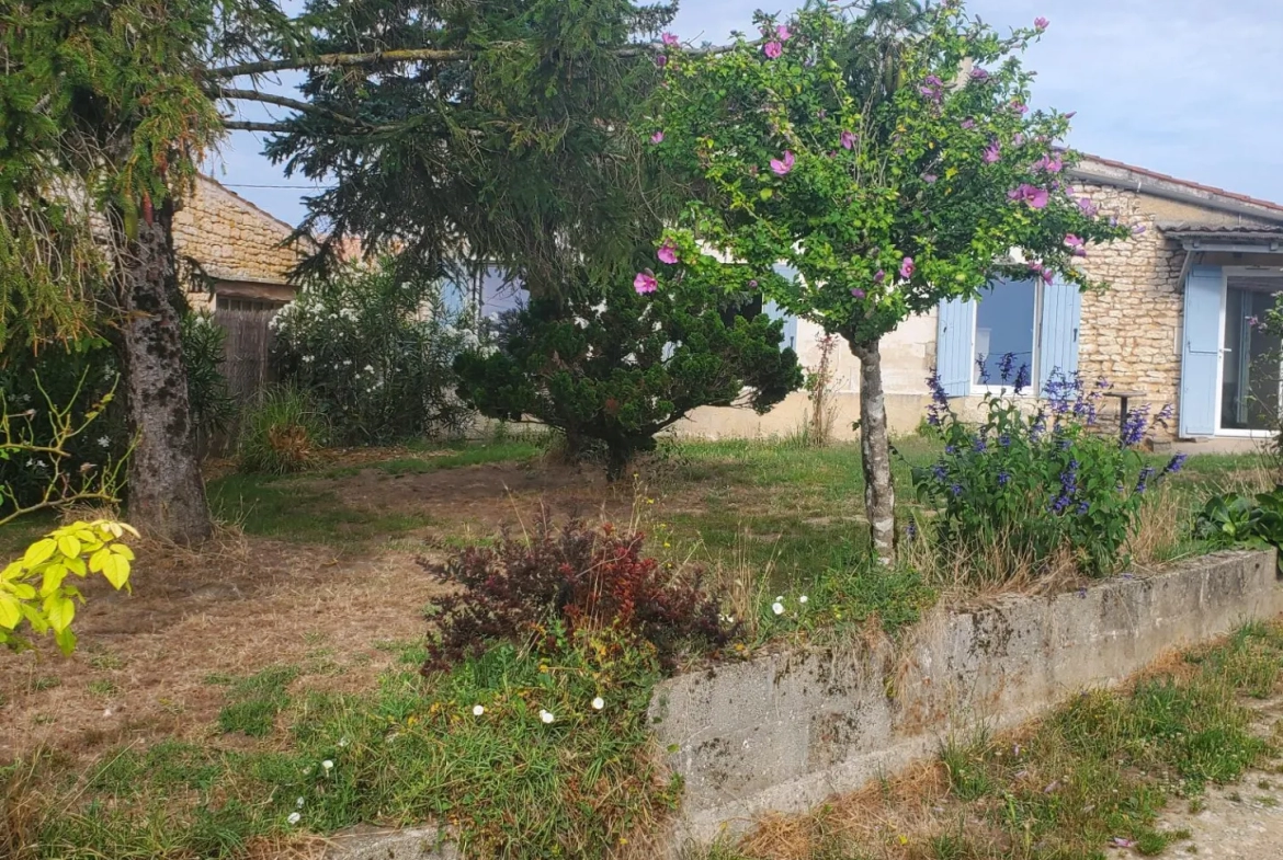 Maison de village charentaise à Meursac, Charente-Maritime 