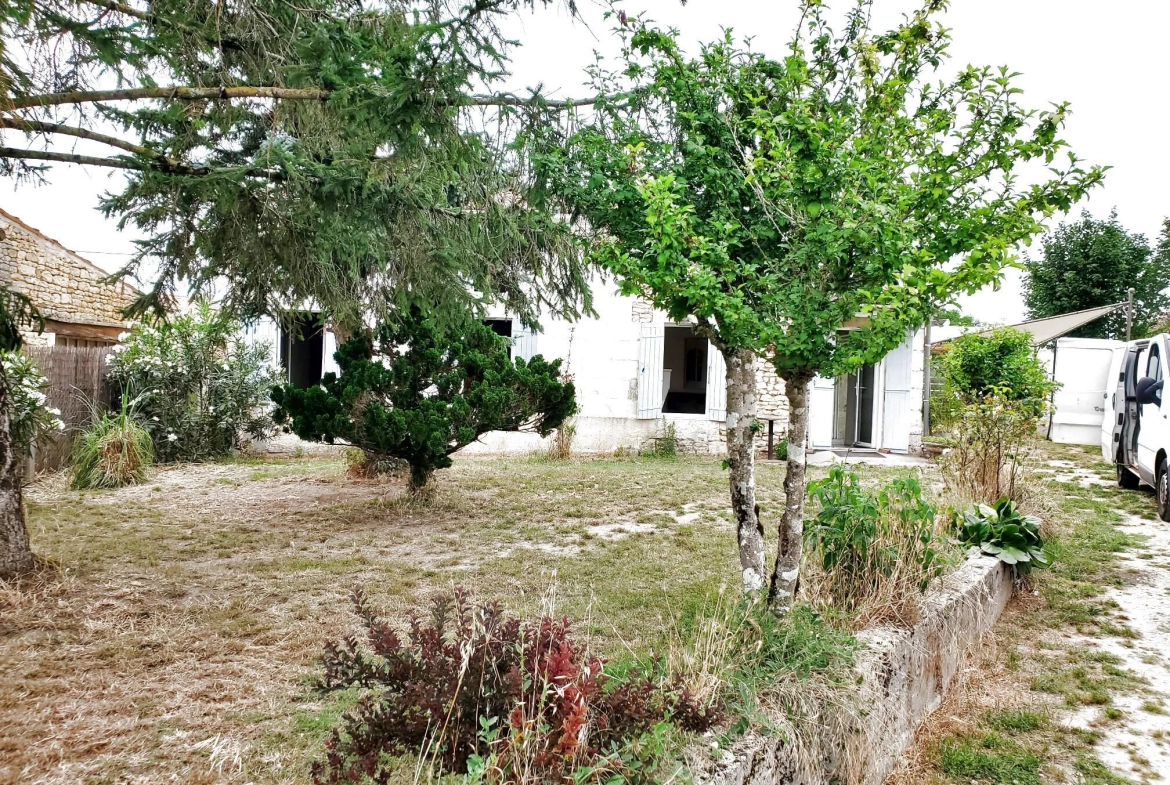 Maison de village charentaise à Meursac, Charente-Maritime 