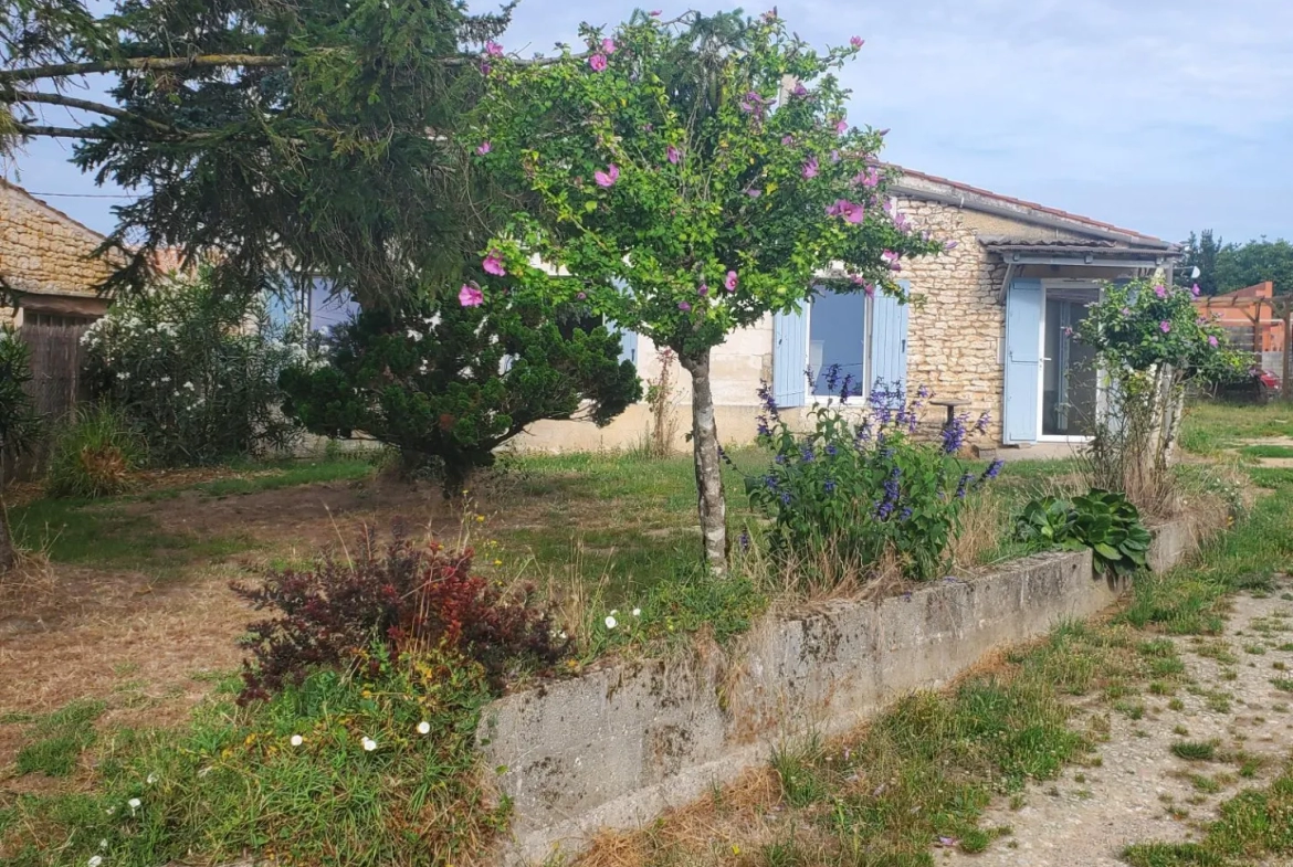 Maison de village charentaise à Meursac, Charente-Maritime 