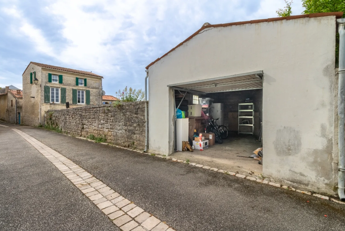 Maison Louée, 87 m2, 3 Chambres, Jardin, Garage à Saint-Savinien 