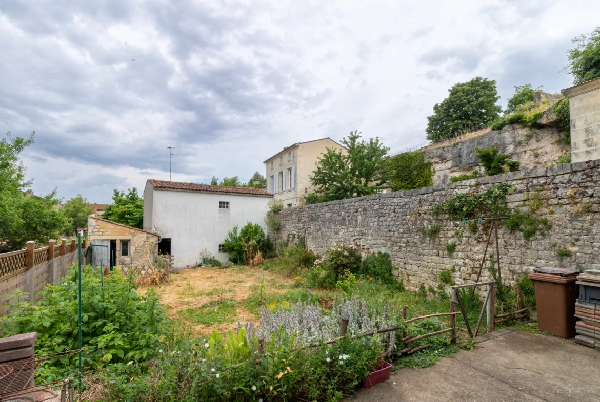 Maison Louée, 87 m2, 3 Chambres, Jardin, Garage à Saint-Savinien 