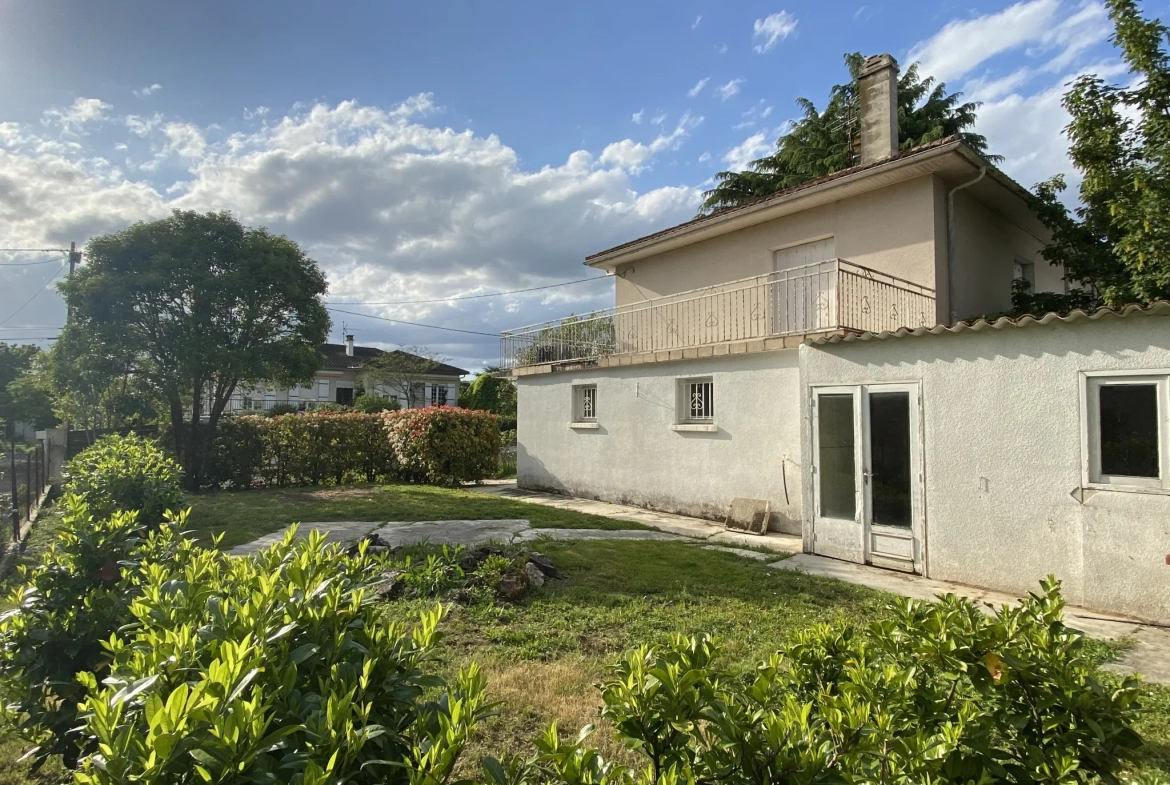 Villa située dans un quartier calme avec terrasse et 5 chambres 