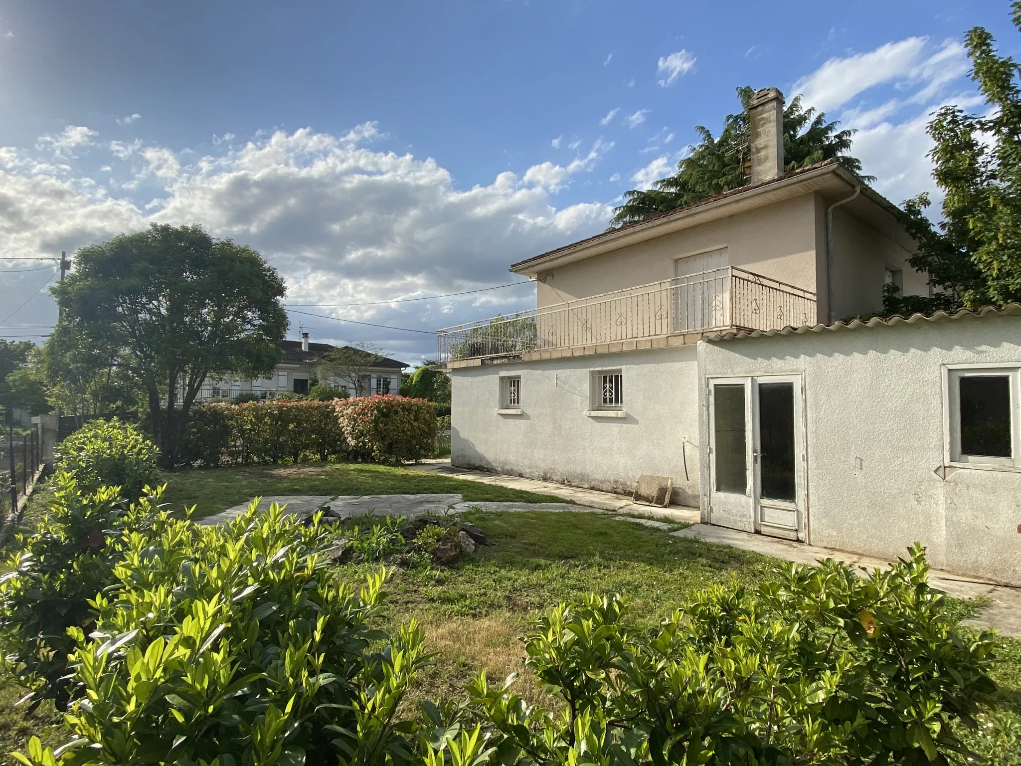 Villa située dans un quartier calme avec terrasse et 5 chambres 