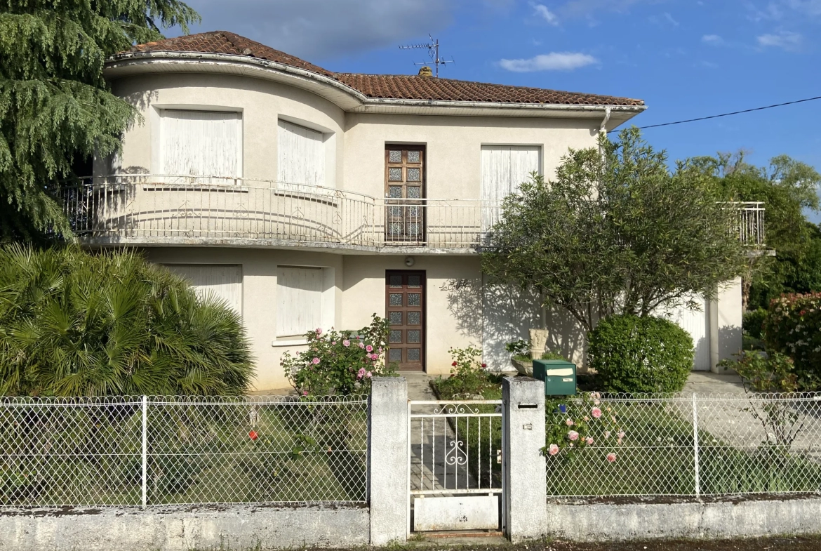 Villa située dans un quartier calme avec terrasse et 5 chambres 