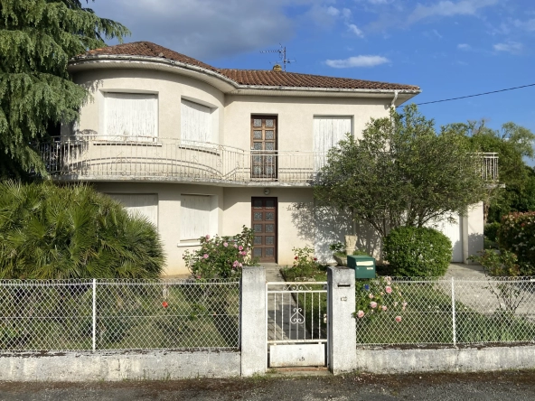 Villa située dans un quartier calme avec terrasse et 5 chambres