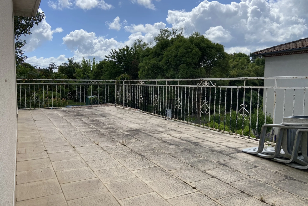 Villa située dans un quartier calme avec terrasse et 5 chambres 