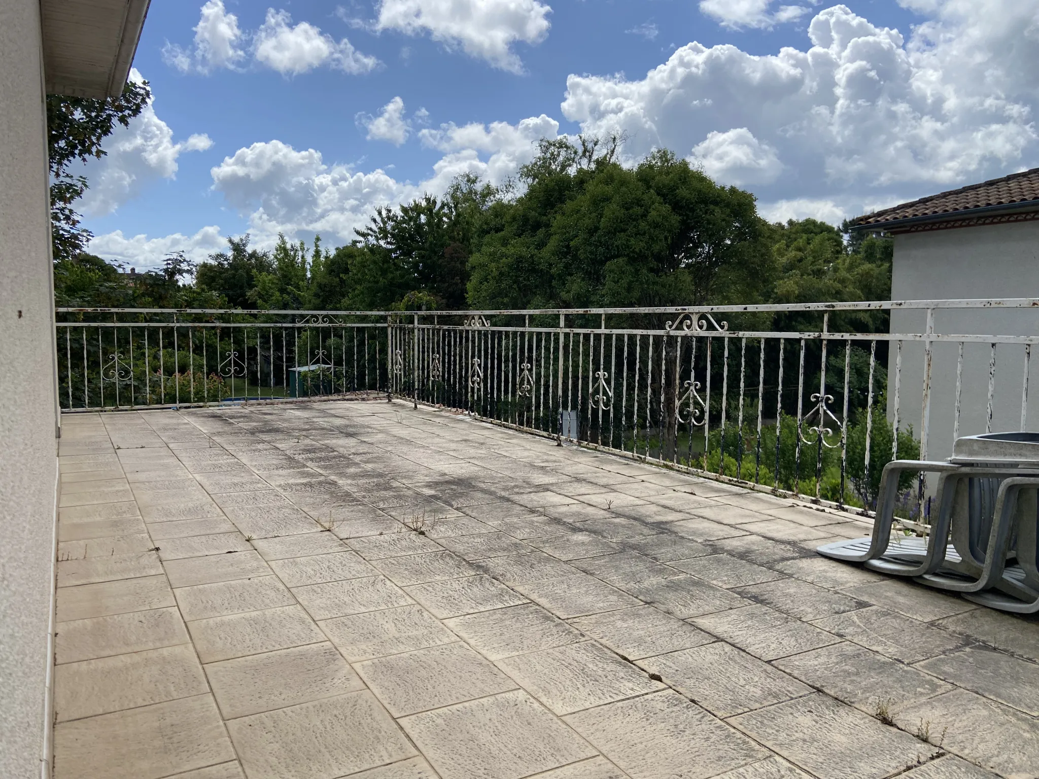 Villa située dans un quartier calme avec terrasse et 5 chambres 