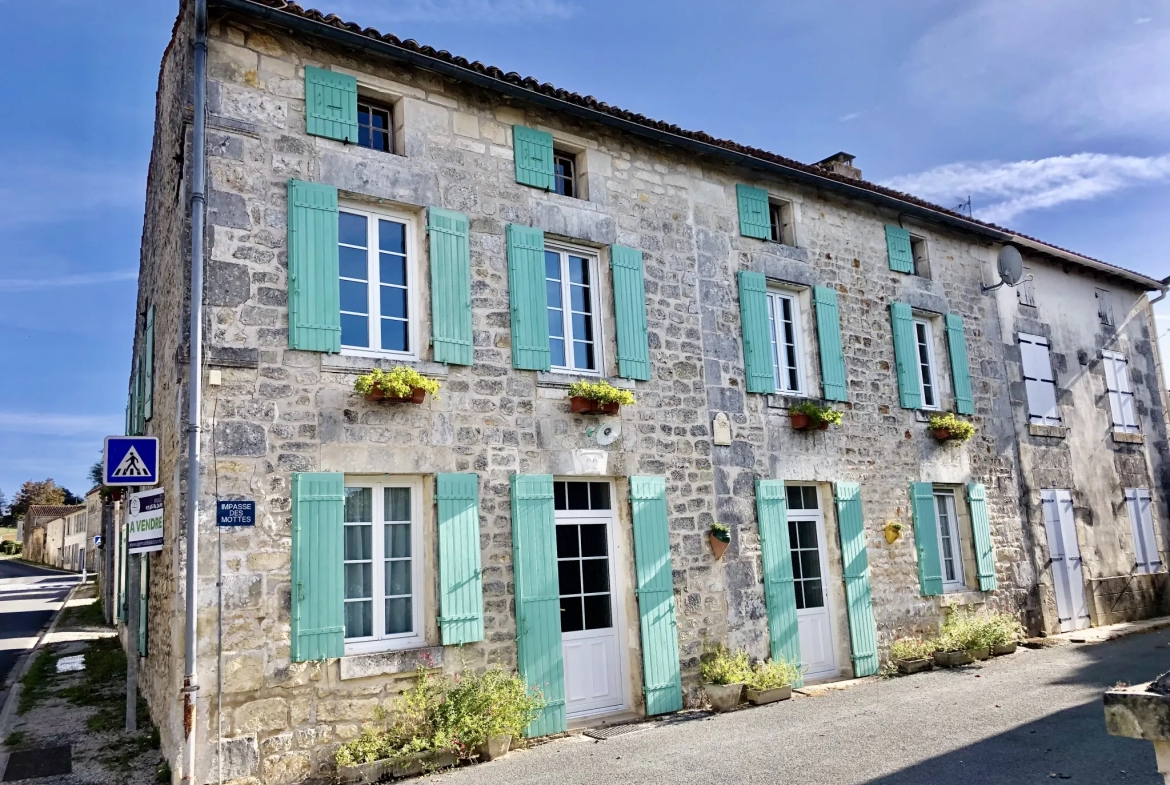 Maison charentaise parfait état avec dépendances et jardin 1350 m2 - Annepont 