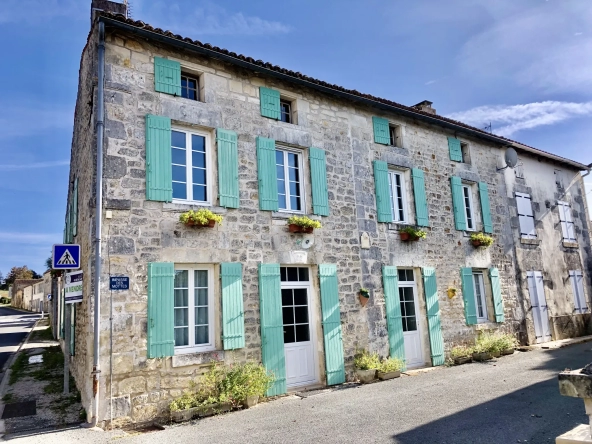 Maison charentaise parfait état avec dépendances et jardin 1350 m2 - Annepont