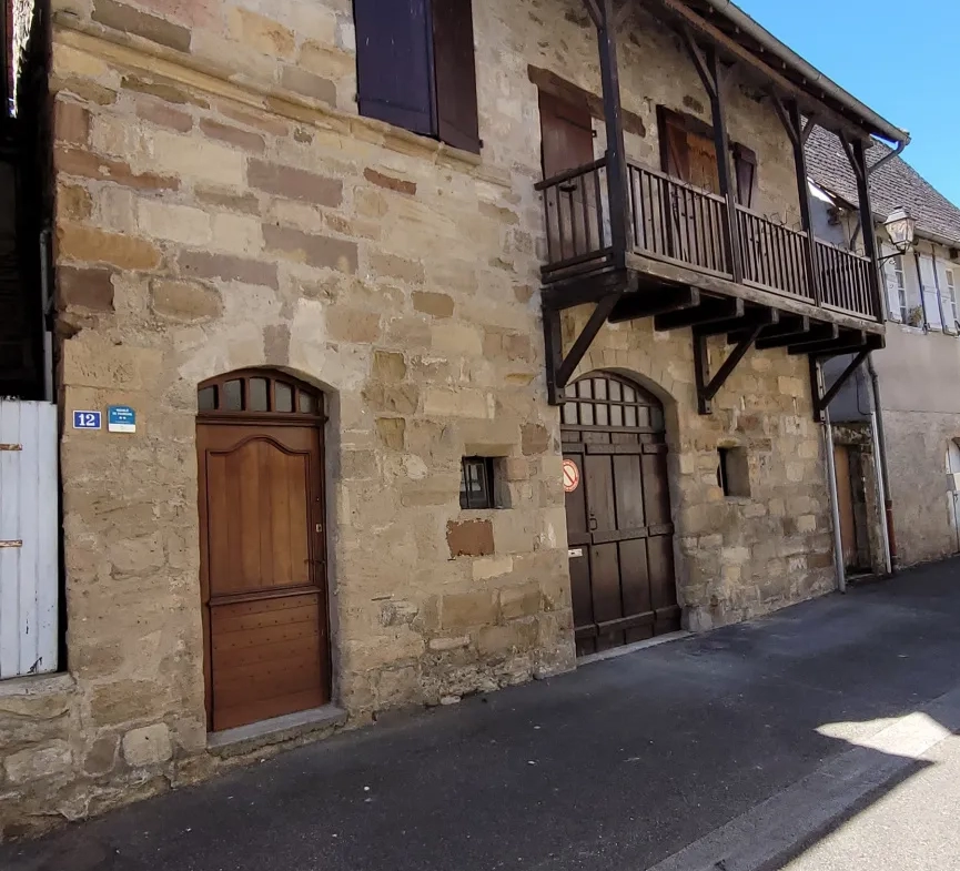 Maison en pierre avec balcon et garage à Beaulieu-sur-Dordogne 