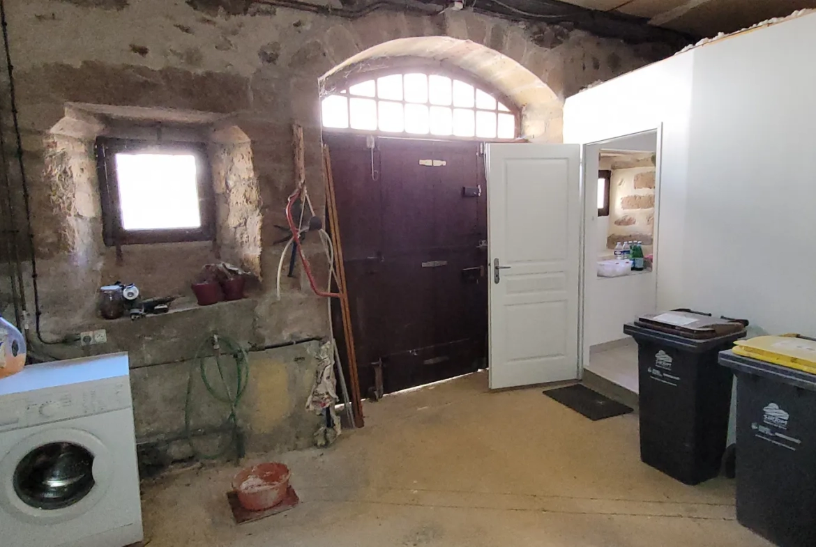 Maison en pierre avec balcon et garage à Beaulieu-sur-Dordogne 