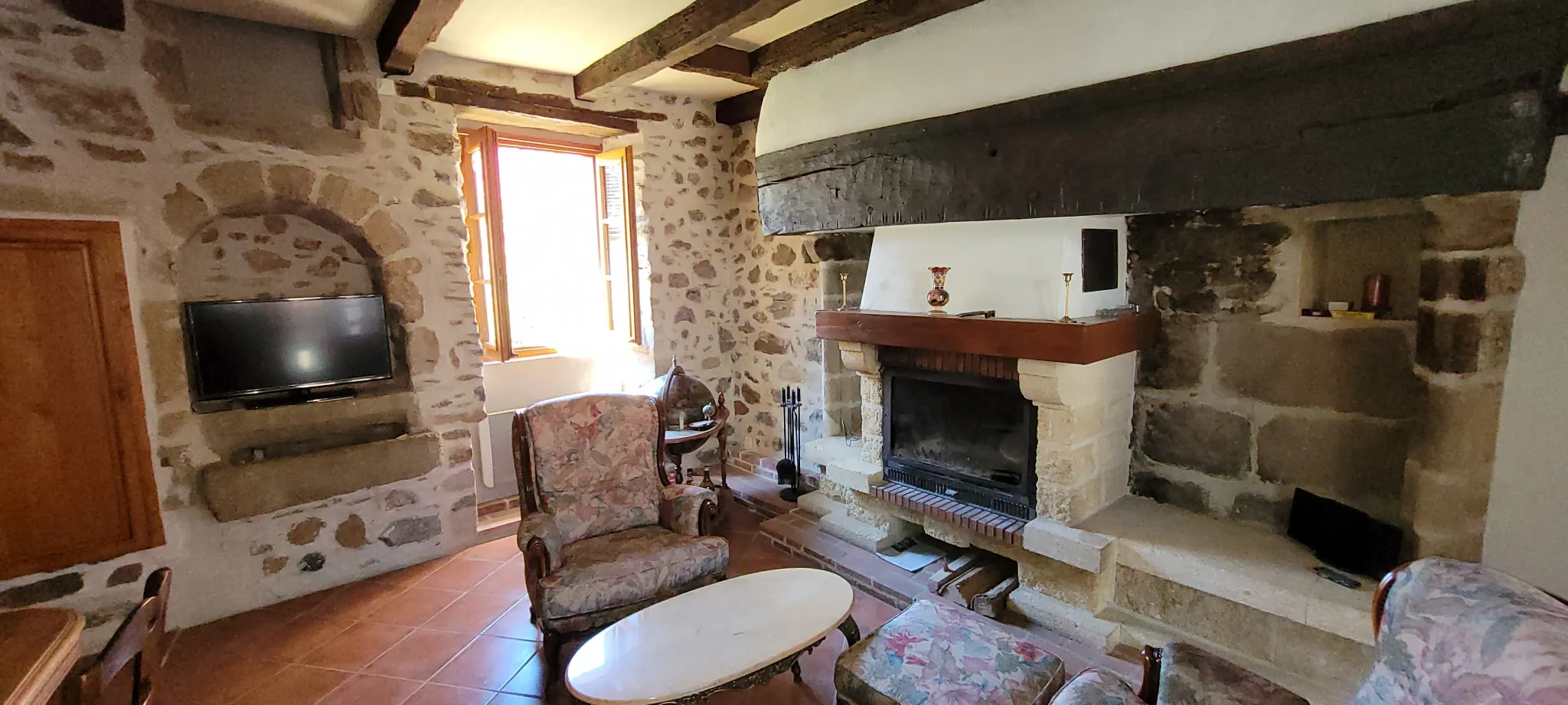 Maison en pierre avec balcon et garage à Beaulieu-sur-Dordogne 