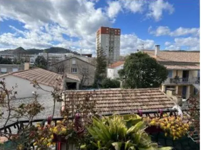 Maison mitoyenne à Alès avec 2 chambres - 8 000 €