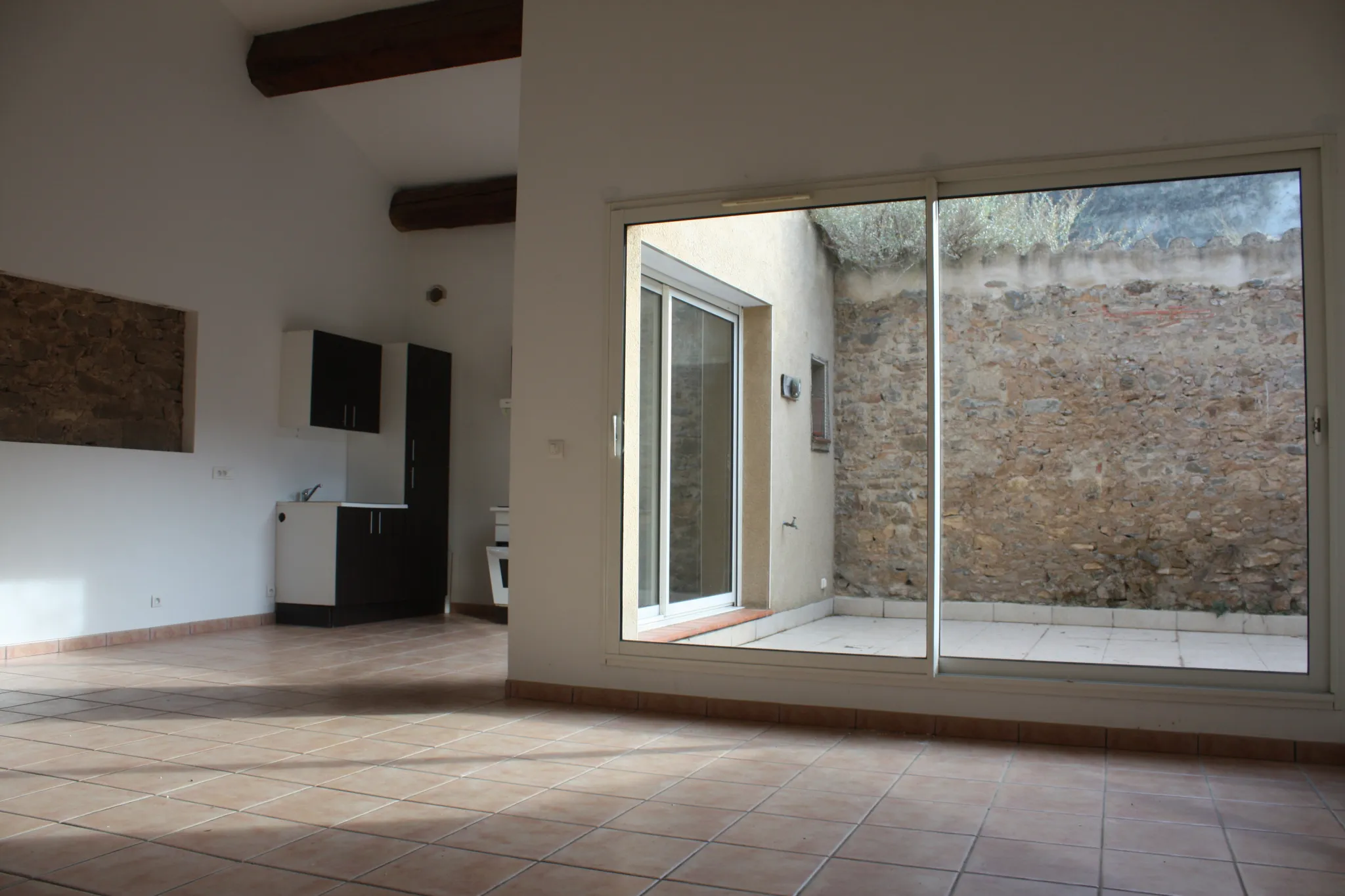 Maison à vendre au cœur d'un village des Corbières avec terrasse et immense garage 