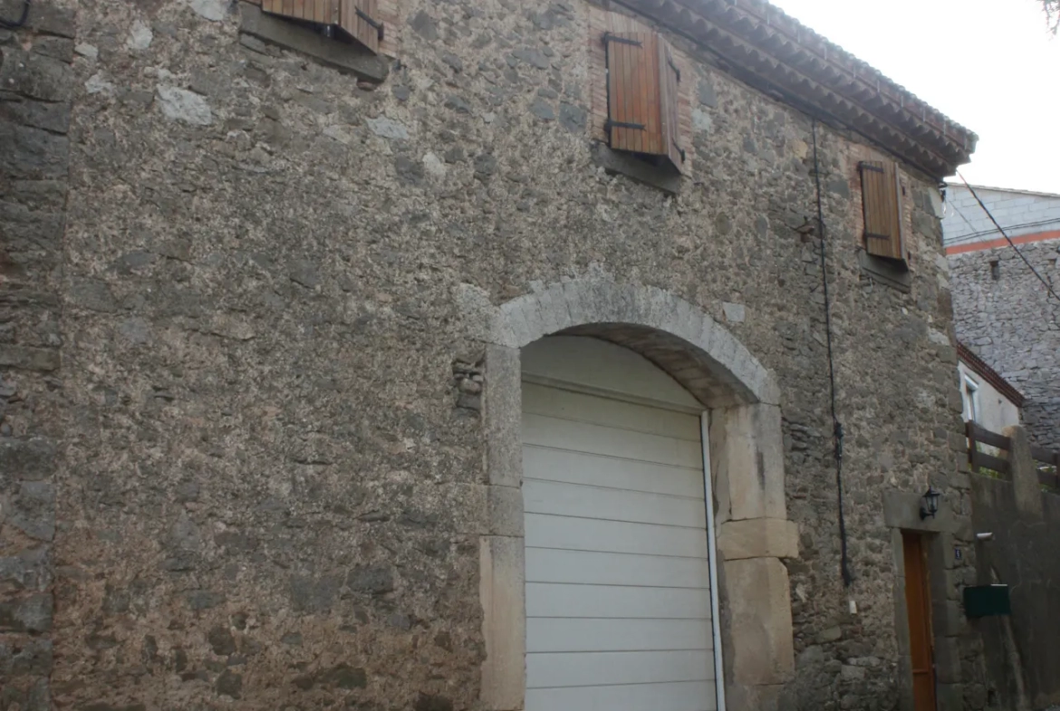 Maison à vendre au cœur d'un village des Corbières avec terrasse et immense garage 