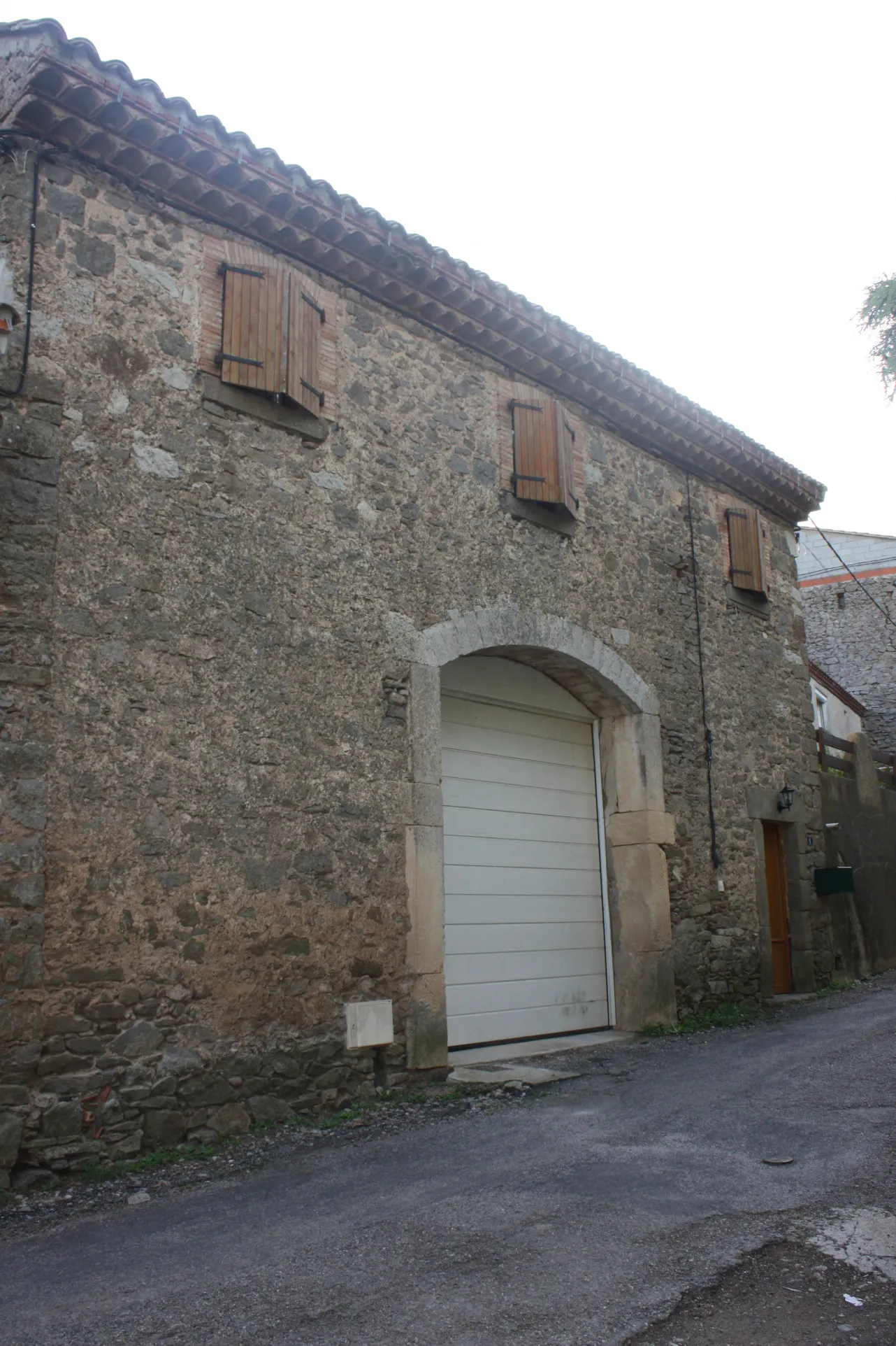 Maison à vendre au cœur d'un village des Corbières avec terrasse et immense garage 