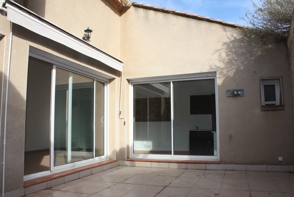 Maison à vendre au cœur d'un village des Corbières avec terrasse et immense garage 